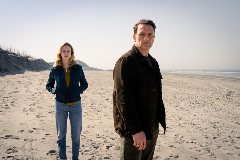 Hendrik Duryn als Mordermittler Tjark Wolf und Pia-Micaela Barucki als Polizeichefin Femke Folkmer in Ostfriesland. – Bild: RTL