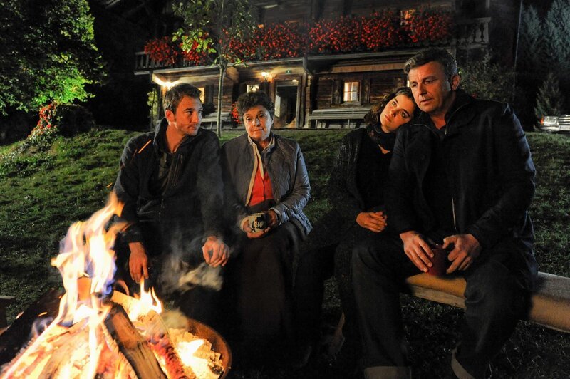 Hans (Heiko Ruprecht, l.), Lisbeth (Monika Baumgartner, 2.v.l.), Lilli (Ronja Forcher, 2.v.r.) und Martin Gruber (Hans Sigl, r.) verbringen einen letzten gemeinsamen Abend am Lagerfeuer, bevor Martin am nächsten Tag wieder ausziehen will. – Bild: ZDF und Stefanie Leo
