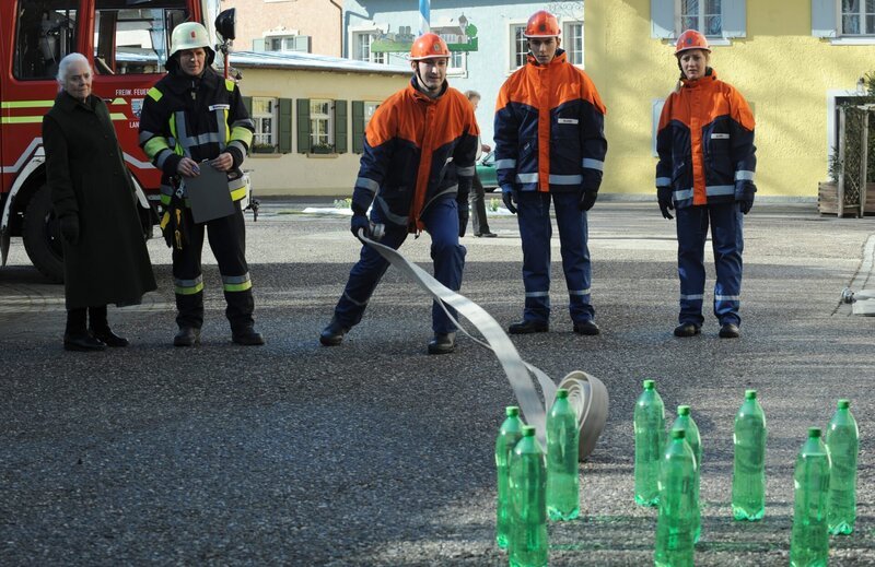 Felix fühlt sich unter Druck, als Christian gekonnt die Praxisübung meistert. Von links: Theresa Brunner (Ursula Erber), Roland Bamberger (Horst Kummeth), Christian Preissinger (Jonathan Gertis), Felix Brunner (Shayan Hartmann) und Sarah Brandl (Sophie Reiml). – Bild: BR/​Marco Orlando Pichler