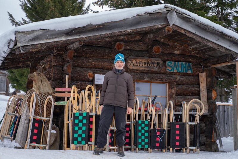 Karl Nagele posiert für ein Foto beim Dreh zu ServusTV’s Heimatleuchten „Wipptal im Winter“ in Wipptal, Tyrol, Österreich. – Bild: ServusTV