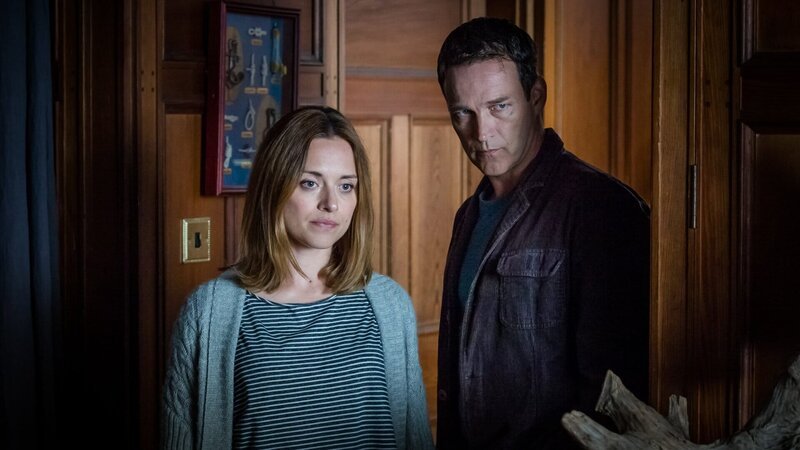 Tom (Stephen Moyer) und Sam (Zoe Tapper) bieten ihr Haus an, um Menschen in Gefahr zu schützen. Doch langsam wissen sie selbst nicht mehr, wer von ihren Gästen Freund oder Feind ist. – Bild: ZDF und Ben Blackall