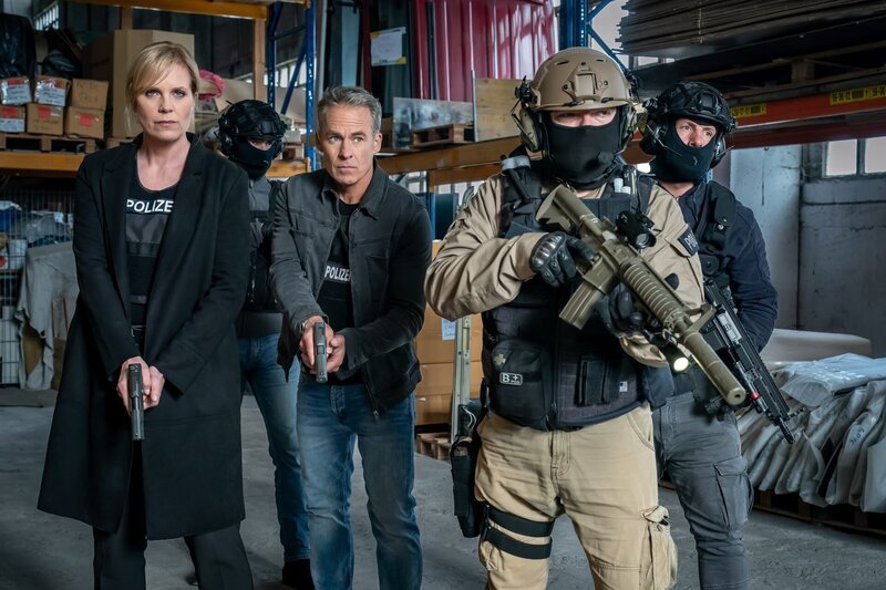 Ina Zimmermann (Melanie Marschke, l.), Jan Maybach (Marco Girnth, 2.v.l.) und zwei SEK-Beamte (Komparsen) stürmen eine Lagerhalle. – Bild: Uwe Frauendorf /​ ZDF