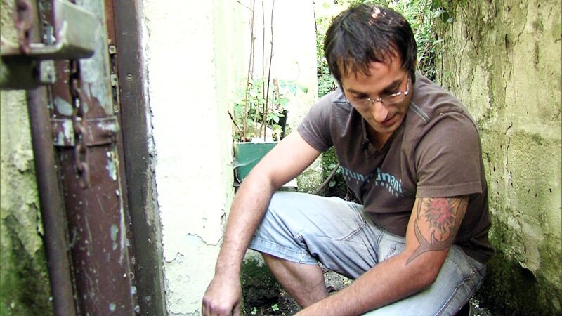 Antonio hat heimlich für 12.000 Euro ein Reihenendhaus gekauft – Bild: RTL II