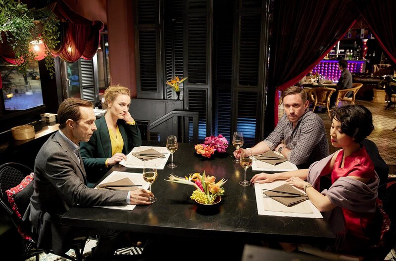 Ob das ein erfreulicher Abend wird? Das erste gemeinsame Essen von Romy Heiland (Christina Athenstädt, hinten l.), ihrem Freund Rudi Illić (Aleksandar Jovanovic, l.) und Romys Ex Ben Ritter (Peter Fieseler, hinten r.), der Nayong Curtis (Le-Thanh Ho, r.) heiraten will. – Bild: ARD/​Rudolf Wernicke