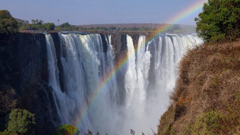 Die Victoriafälle gehören zu den spektakulärsten Naturwundern Afrikas. Auf einer Breite von rund 1700 Metern stürzen die Wassermassen in die Tiefe – kein anderer zusammenhängender Wasserfall ist breiter. – Bild: 3sat Die Victoriafälle gehören zu den spektakulärsten Naturwundern Afrikas. Auf einer Breite von rund 1700 Metern stürzen die Wassermassen in die Tiefe – kein anderer zusammenhängender Wasserfall ist breiter. – Bild: 3sat