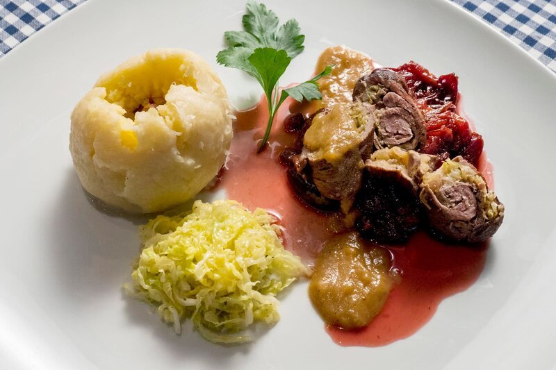 Die Hauptspeise: Wildschweinroulade gefüllt mit Apfel-Wirsing, dazu Balsamico-Pflaumenkompott, Kartoffelklöße und Wirsinggemüse. – Bild: SWR/​megaherz/​Johannes Holland