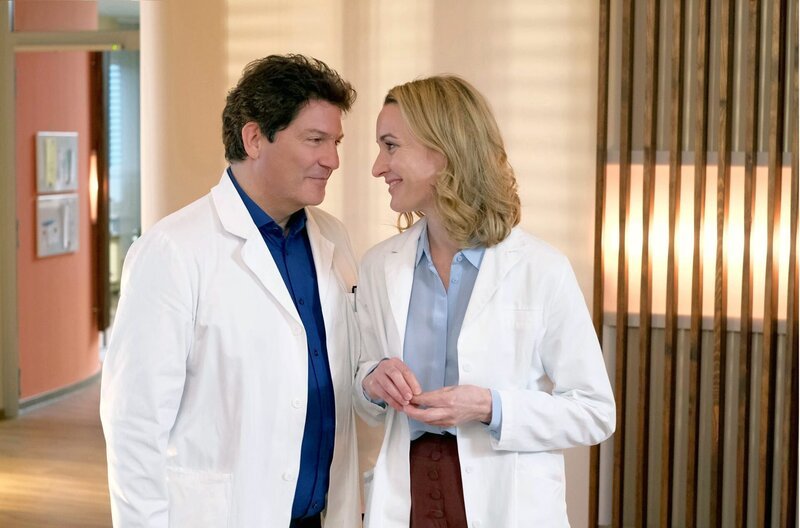 Dr. Christian Kleist (Francis Fulton-Smith, l.) und seine Partnerin, die Gynäkologin Tanja Ewald (Christina Athenstädt, r.) wollen heiraten. – Bild: ARD/​Jacqueline Krause-Burberg