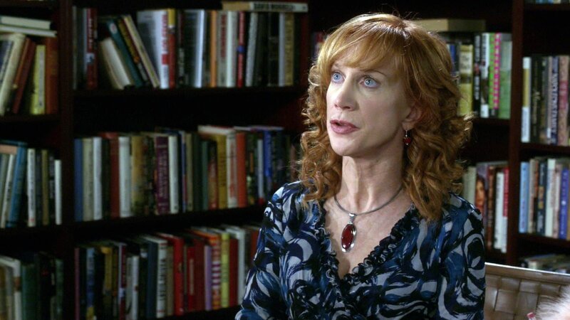 Der Mord an einer jumgen Frau ruft eine lesbischen Vereinigung und deren Sprecherin Babs Duffy (Kathy Griffin) auf den Plan, die sich zum Ärgernis der Special Victims Unit in die Ermittlungen einmischt. – Bild: VOX/​NBC Universal