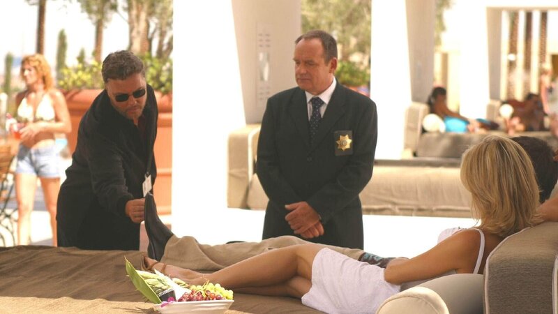 Ein am Tatort gefundener Fußabdruck führt Grissom (William Petersen, l.) und Brass (Paul Guilfoyle) schließlich auf die Spur des Täters … – Bild: MG RTL D /​ CBS