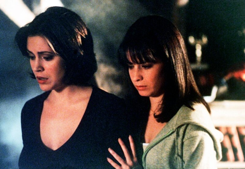 Phoebe (Alyssa Milano, l.) und Piper (Holly Marie Combs, r.) finden heraus, dass hinter der Sache die böse Hexe Kali steckt. – Bild: Paramount Pictures
