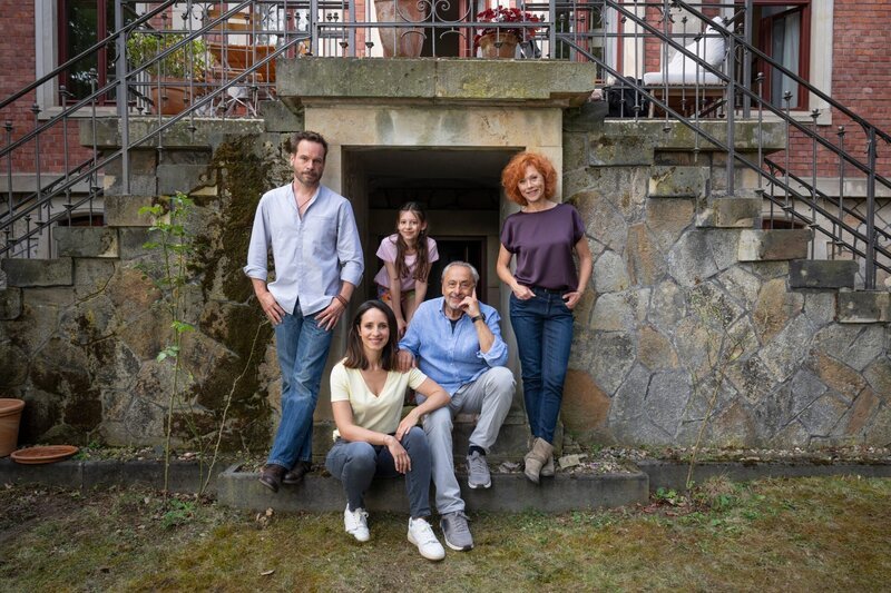 Familie Stubbe hält trotz aller Verleumdungen und Gefahren zusammen. Opa Stubbe (Wolfgang Stumph, 2.v.r.), Enkelin Caro (Greta Kasalo, M.), Tochter Christiane (Stephanie Stumph, 2.v.l.), Quasi-Schwiegersohn Helge (Wanja Mues, l.), Partnerin Marlene (Heike Trinker, r.). – Bild: ZDF und Christoph Assmann