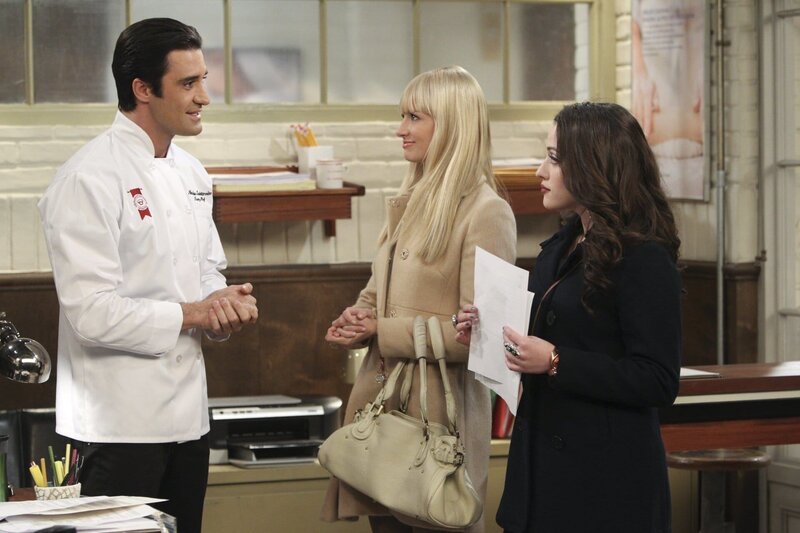 NELLA FOTO, DA SINISTRA: GILLES MARINI (NICOLAS), BETH BEHRS (CAROLINE CHANNING), KAT DENNINGS (MAX BLACK) – Bild: Turner /​ © Warner Bros. Entertainment Inc.