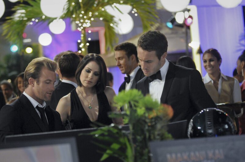 Danny (Scott Caan, l.), Catherine (Michelle Borth, M.) und Steve (Alex O’Loughlin, r.) genießen eine Wohltätigkeitsveranstaltung, die allerdings jäh unterbrochen wird, als im Wäschekeller eine Leiche gefunden wird … – Bild: TM & © CBS Studios Inc. All Rights Reserved. Lizenzbild frei