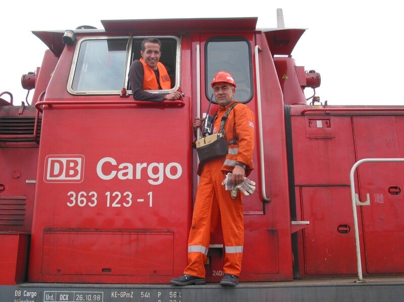 Willi Weitzel mit einem Bahnangestellten. – Bild: megaherz gmbh