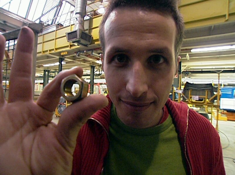 Willi schaut in der Autofabrik zu, wie aus vielen Teilen ein Laster entsteht. – Bild: BR/​megaherz gmbh