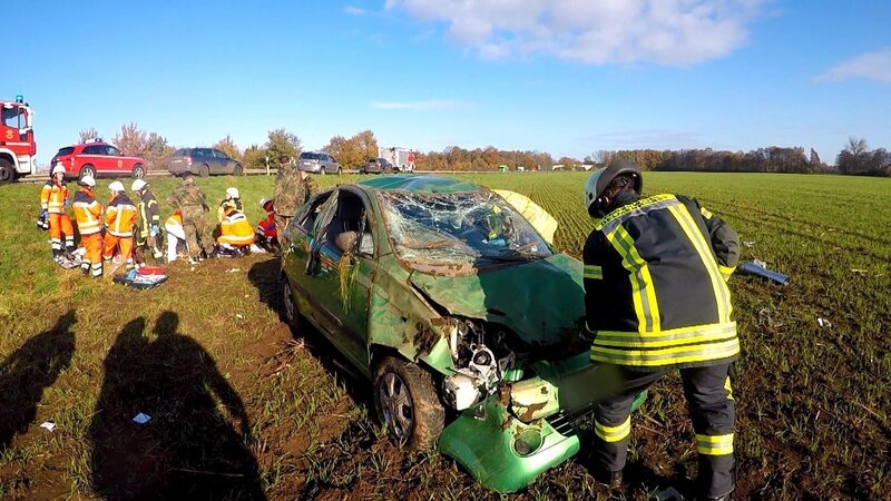 Ein Feuerwehrmann vor einem liegengebliebenen Auto – Bild: Warner Bros. Discovery