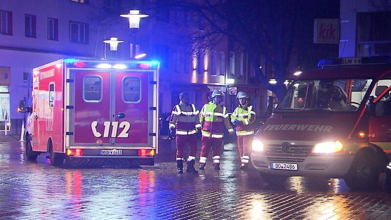 Feuerwehrleute an der Unfallstelle. – Bild: Warner Bros. Discovery