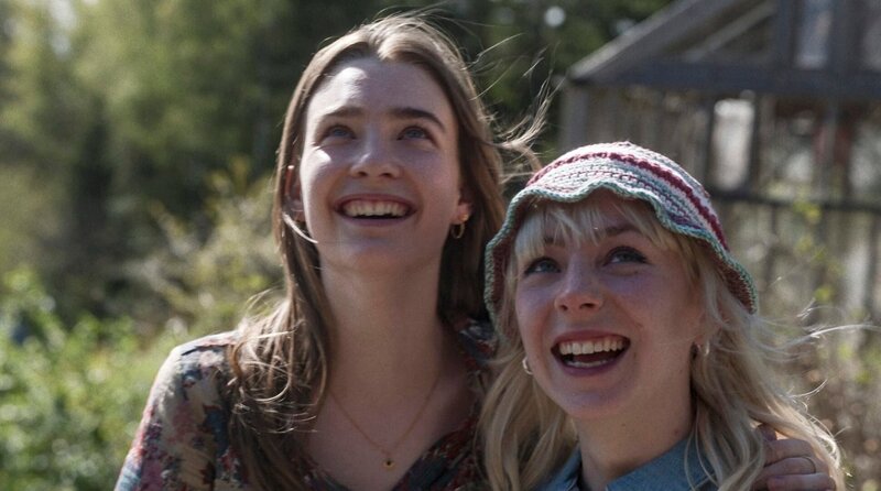 Laura (Amaryllis August, li.) trifft ihre Freundin Mathilde (Aya Bødker Grann, re.) wieder. – Bild: Zentropa Entertainments/​StudioCanal/​CANAL+/​TV 2/​ARD Degeto Film/​Manuel Claro