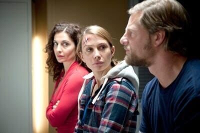 Während Tanja (Proschat Madani, l.) mit beruflicher Skepsis und persönlicher Eifersucht die Annäherung zwischen Mick (Henning Baum, r.) und der tatverdächtigen Silke (Nadeshda Brennicke, M.) beobachtet. – Bild: port.hu