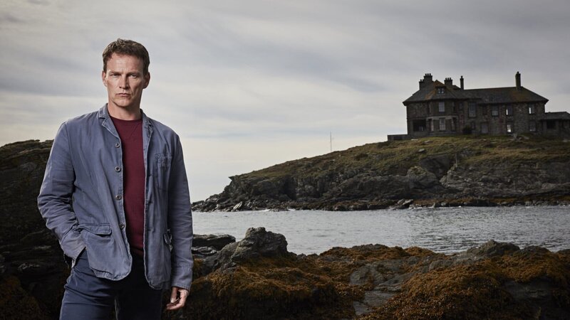 Tom Brook (Stephen Moyer) hat sich in sein Safe House zurück gezogen. Hier kann er Personen, die in Gefahr sind, Schutz bieten. – Bild: ZDF
