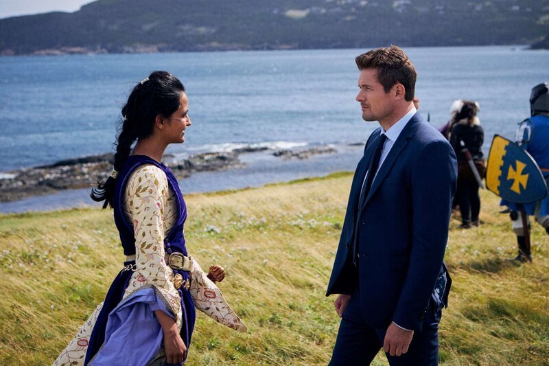 Game Master Gabby Mitchell (AMRIT KAUR) and Detective Charlie Hudson (JOHN REARDON) at the Viking memorial – Bild: OPTN