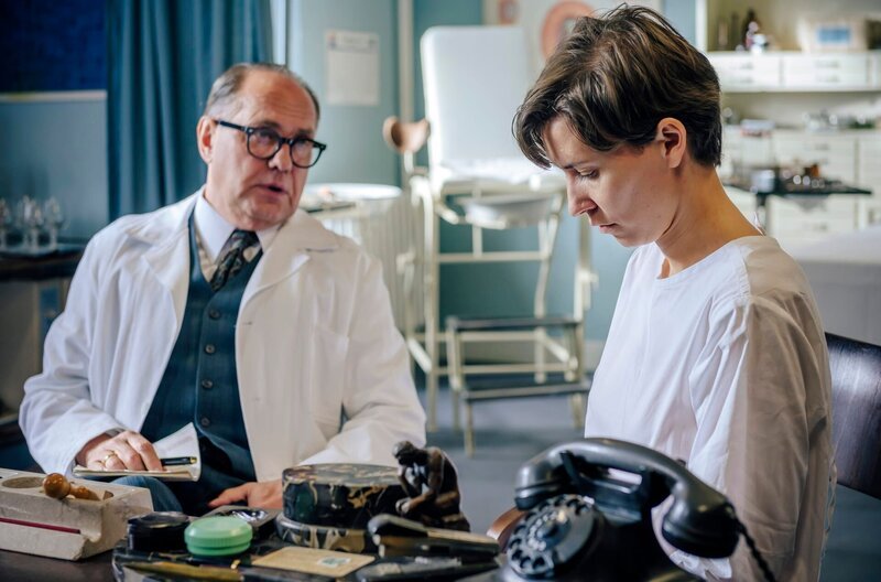 ARD CHARITÉ III. Staffel mit (6 neuen Folgen), Folge 3 „Grenzwerte“ am Dienstag um 20:15 Uhr im Ersten. Simone Weiser (Johanna Link, r.), die mit weiblichen wie auch männlichen Geschlechtsmerkmalen geboren wurde, kommt nach einem Suizidversuch zu dem Gynäkologen Prof. Kraatz (Uwe Ochenknecht, l.). Er ist Experte auf dem Gebiet der Intersexualität und des Hermaphroditismus. – Bild: ARD/​Stanislav Honzik