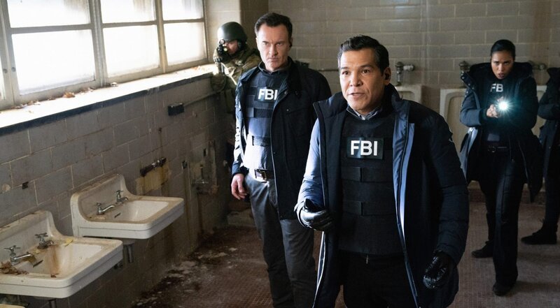 L-R: Jess LaCroix (Julian McMahon); Clinton Skye (Nathaniel Arcand); Sheryll Barnes (Roxy Sternberg) – Bild: 2020 CBS Broadcasting Inc. All Rights Reserved. /​ Mark Schafer Lizenzbild frei