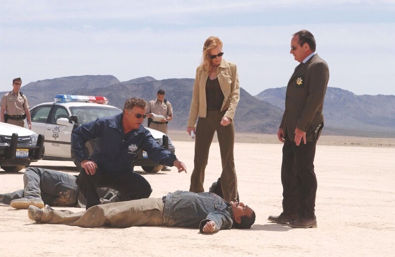 Kurz nach dem Überfall werden in der Wüste die Leichen der Bankräuber gefunden, und wieder führt für (v.l.) Grissom (William Petersen), Catherine (Marg Helgenberger) und Capt. Brass (Paul Guilfoyle) die Spur zu Sam Brown.  +++ – Bild: RTL /​ CBS