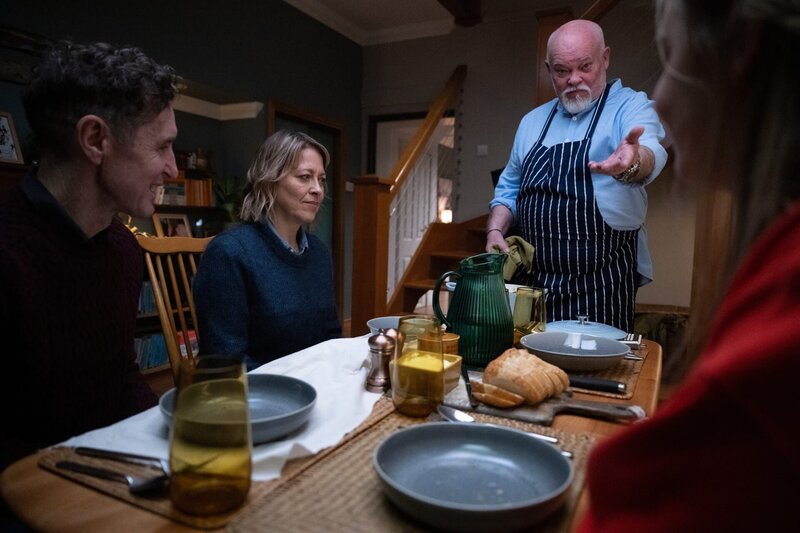 Magnus (Sven Henriksen, 2.v.r.) hat ein traditionelles norwegisches Gericht zubereitet. Bevor sie essen dürfen, müssen sich Jake (Paul McGann, l.), Annika (Nicola Walker, 2.v.l.) und Morgan (Silvie Furneaux, r.) noch einen kleinen Vortrag dazu anhören. – Bild: ZDF und Graeme Hunter