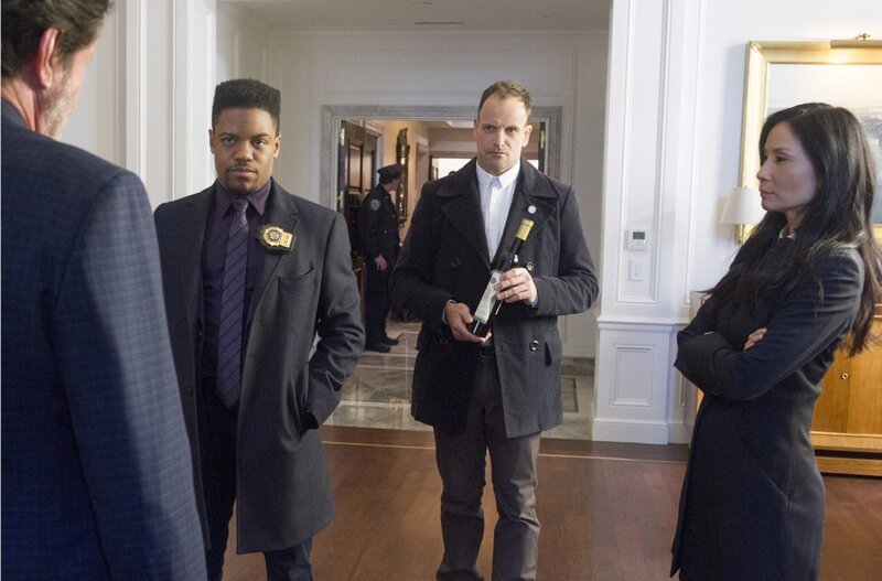 (v.l.n.r.) Dtective Marcus Bell (Jon Michael Hill); Sherlock Holmes (Jonny Lee Miller); Dr. Watson (Lucy Liu) – Bild: 2017 CBS Television. All Rights Reserved /​ Jeff Neira Lizenzbild frei