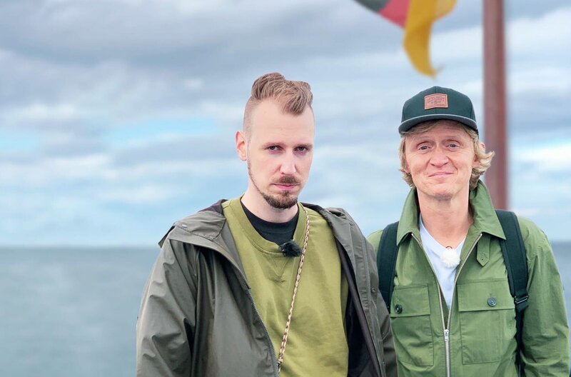 „Achja“ wird sich Alligatoah (li.) nach dieser Kurzstrecke denken, denn sie war mehr als ok. Aber was will man auch erwarten, wenn Pierre M. Krause Dich mit dem Boot auf Rügen zu Deinem Konzert begleitet. Da wird man dann auch mal redselig und plaudert eben private Details aus. Naja und die Sache mit Camp David vergessen wir einfach … – Bild: ZDF und SWR/​dibido.