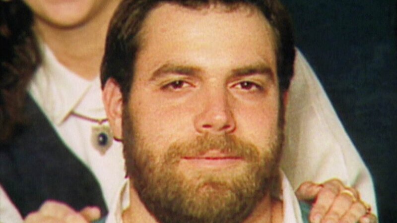 Semir (Erdogan Atalay, li.) und Jan (Christian Oliver, 2.v.li.) befragen die Schrottplatzbesitzer Ralle (Roland Pfaus, re.) und Marco (Jan Nissen). – Bild: RTL