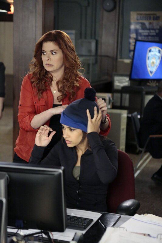 Nicht nur beruflich haben es Laura (Debra Messing, l.) und Meredith (Janina Gavankar, r.) mit schwierigen Beziehungsverhältnissen zu tun … – Bild: Warner Bros. Entertainment, Inc.
