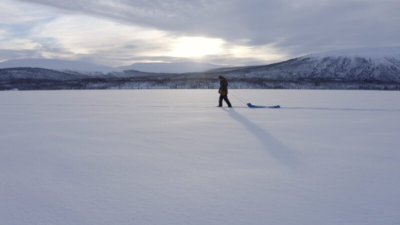 Johnny Rolfe schleppt seinen Schlitten im Winter über den Schnee. (National Geographic) – Bild: National Geographic /​ National Geographic