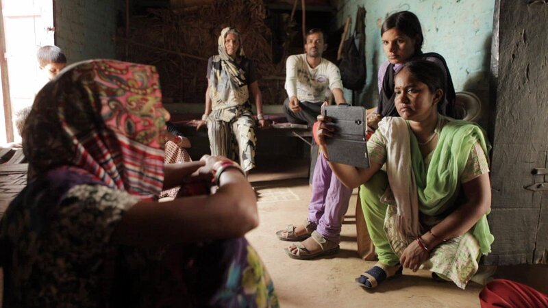 Reporterin Meera (r.) – Bild: RTL /​ © Black Ticket Films