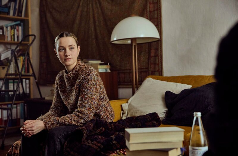 Regieassistentin Judith Steinberg (Pauline Werner) – Bild: MDR/​Molina Film/​AVM