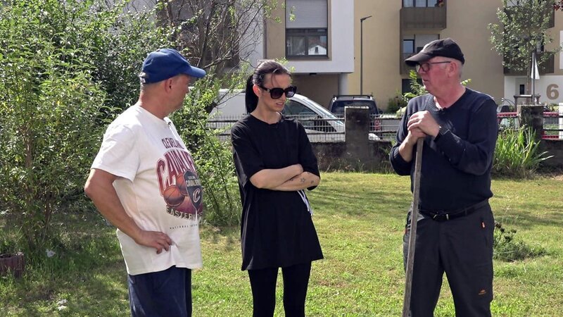 Ella möchte sich einen Platz im Gemeinschaftsgarten zum Anpflanzen verschiedener Gemüse sichern und ist die erste Interessentin bei Michael und Lothar – Bild: RTLZWEI, UFA SHOW & FACTUAL