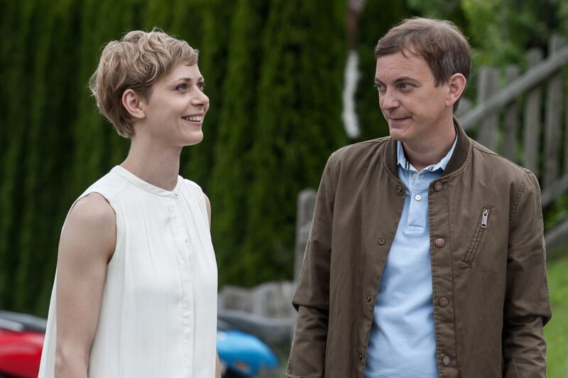 Die depressive Hanna Hofer (Katharina Schlothauer) verbringt eine unbeschwerte Zeit mit Michael Lanzinger (Daniel Krauss) auf der Sommerrodelbahn. Es knistert zwischen den beiden. – Bild: ZDF/​Stefanie Leo