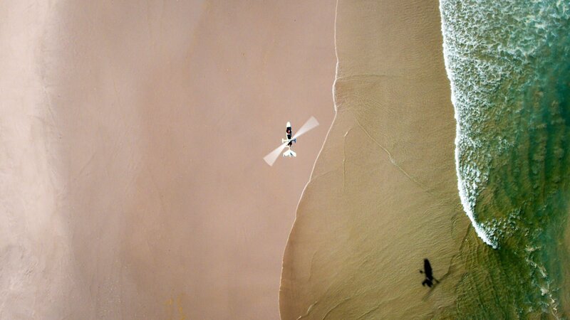 Naturschützer versuchen sich einen Überblick über den Zustand der Küste Südafrikas zu verschaffen. – Bild: Off the Fence /​ ZDF