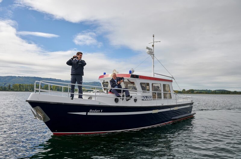 Jakob Frings (Max König, l.) und Paul Schott (Tim Wilde, r.) suchen das Boot von Chandrabandhu. Sie wollen den ehemaligen Geliebten von Greta nochmals zu den Geschehnissen vor 10 Jahren befragen. – Bild: ARD/​Laurent Trümper