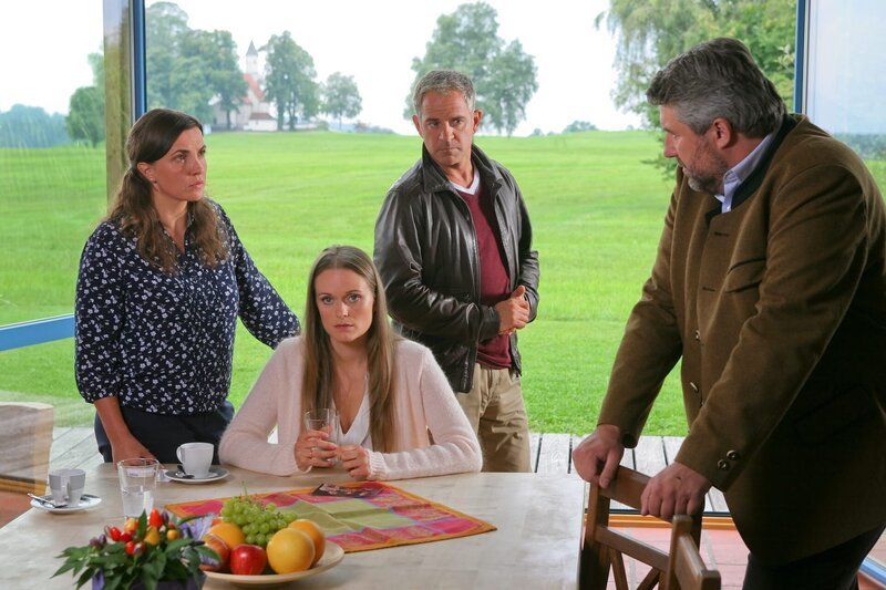 Im Bild: Als die Rosenheimer Ermittler (Dieter Fischer, r.; Florian Fitz, 2.v.r.) die Todesnachricht überbringen, reagieren die Brandls (Olga Kolb, l.; Sina Wilke, 2.v.l.) bestürzt. – Bild: Christian A. Rieger – klick