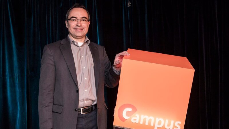Prof. Dr. Andreas S. Schulz von der Fakultät für Mathematik an der Technischen Universität München erläutert, wie der Forschungsbereich „Operations Research“ hilft, komplexe Entscheidungen zu treffen. – Bild: BR/​Philipp Kimmelzwinger