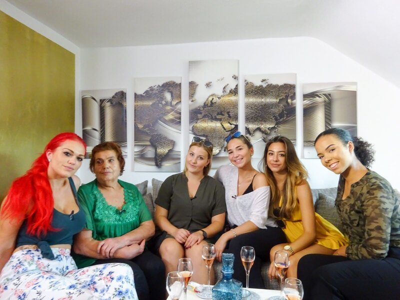 V.l.: Kandidatin Christina mit ihrer Oma Maria, Davina, Jeana, Girogina, Olivia – Bild: RTL Living