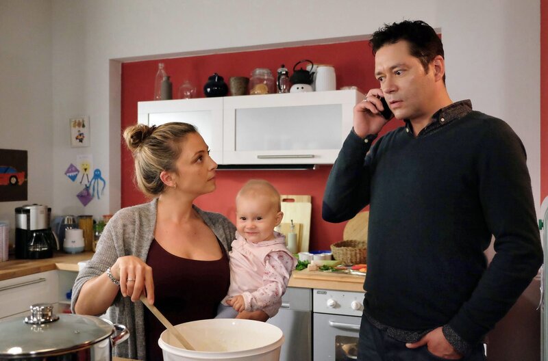 Dr. Philipp Brentano (Thomas Koch) hat seiner Frau Arzu (Arzu Bazman) versprochen, in diesem Jahr sämtliche Weihnachtsvorbereitungen allein zu stemmen. – Bild: MDR/​Saxonia Media Filmproduktion/​Kiss