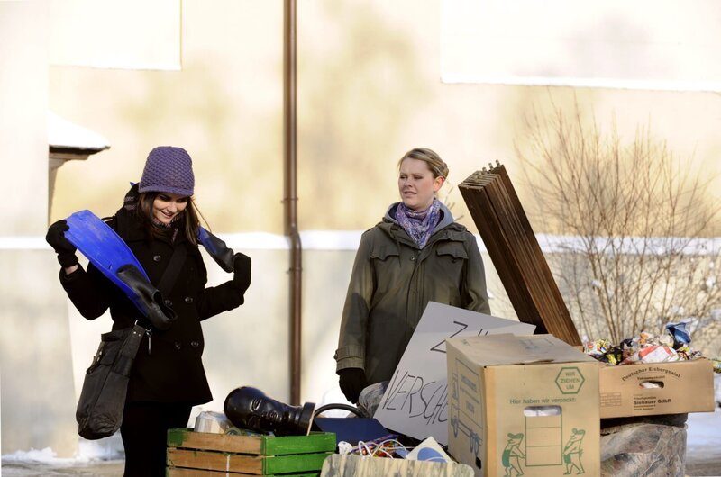 Nina findet im Sperrmüll noch ein paar brauchbare Sachen. Von links: Nina Kreutzer (Andrea Schmitt) und Yvonne Preissinger (Alexa Eilers). – Bild: BR/​Marco Orlando Pichler