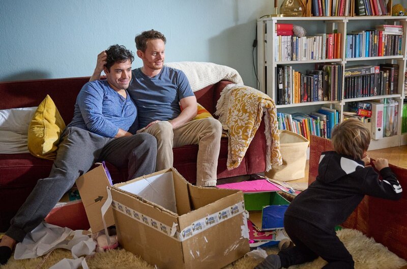 Berti (Patrick Güldenberg, re.) genießt das Familienleben mit Partner Raoul (Leonard Dick). – Bild: ARD Degeto/​Bernd Schuller