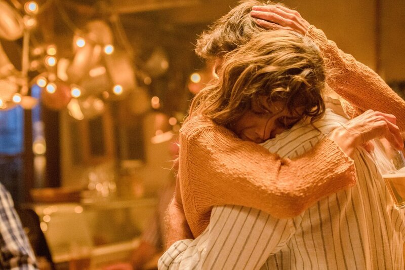 Verónica (Irene Accos) mit ihrer großen Liebe Oscar (Álvaro Morte). – Bild: ORF/​Beta Film/​Movistar+/​MARIA HERAS