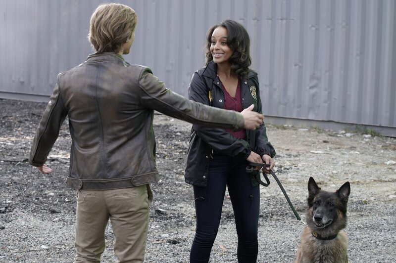 MacGyver (Lucas Till, l.) und Maria Ramirez (Presilah Nunez, r.) – Bild: ATV2
