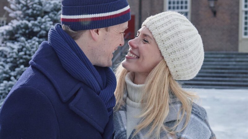 Maxima (Delfina Chaves) und Alex (Martijn Lakemeier) finden ihr Glück in Den Haque. – Bild: ZDF und Millstreet Films /​ Martijn van