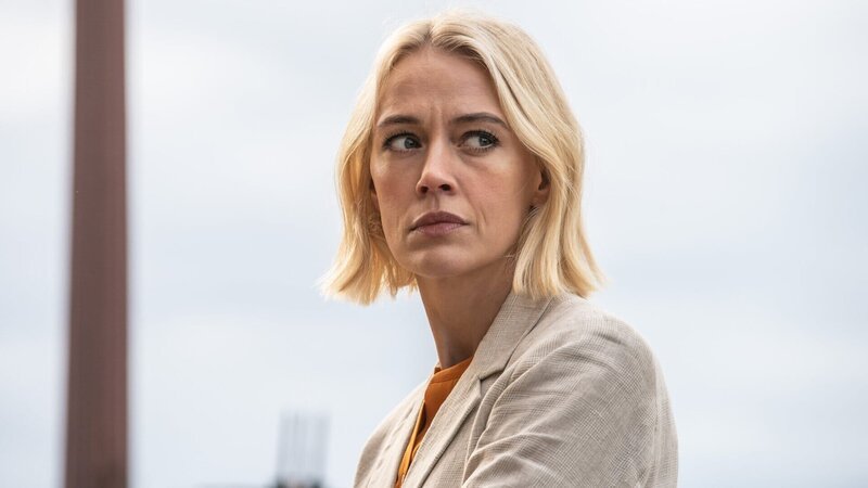 Miranda (Elen Rhys) ist in einem Vermisstenfall einem größeren Familiengeheimnis auf der Spur. – Bild: ZDF und Giacomo Neri